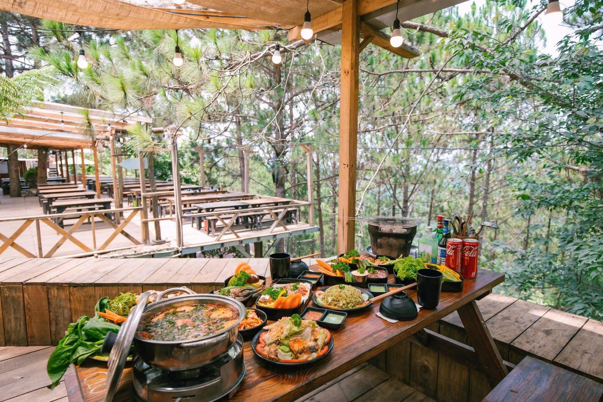 Quán nướng nhìn đồi thông Đà Lạt, chill đúng chất phố núi