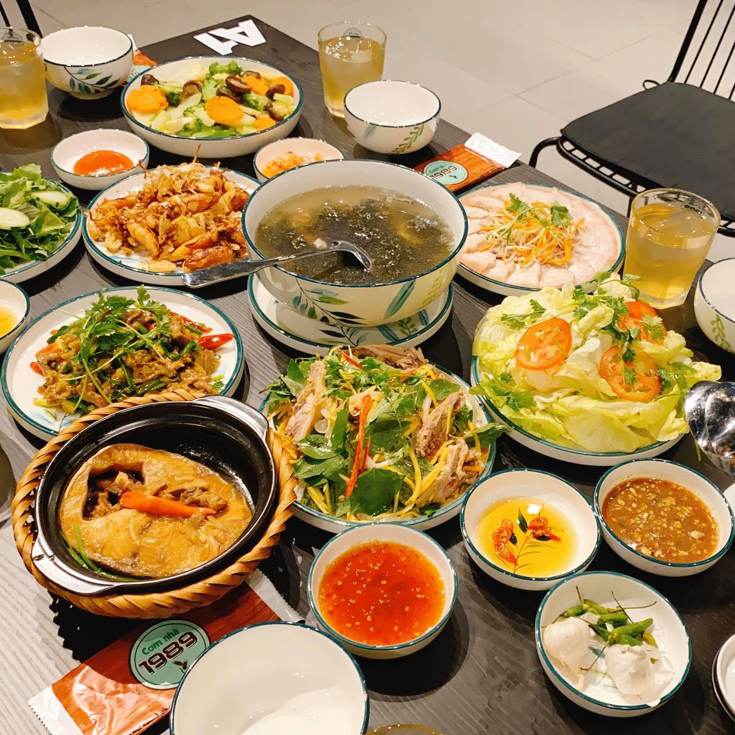 Thực khách hài lòng với cơm Quy Nhơn ở Cơm Nhà 1989 Quy Nhơn.