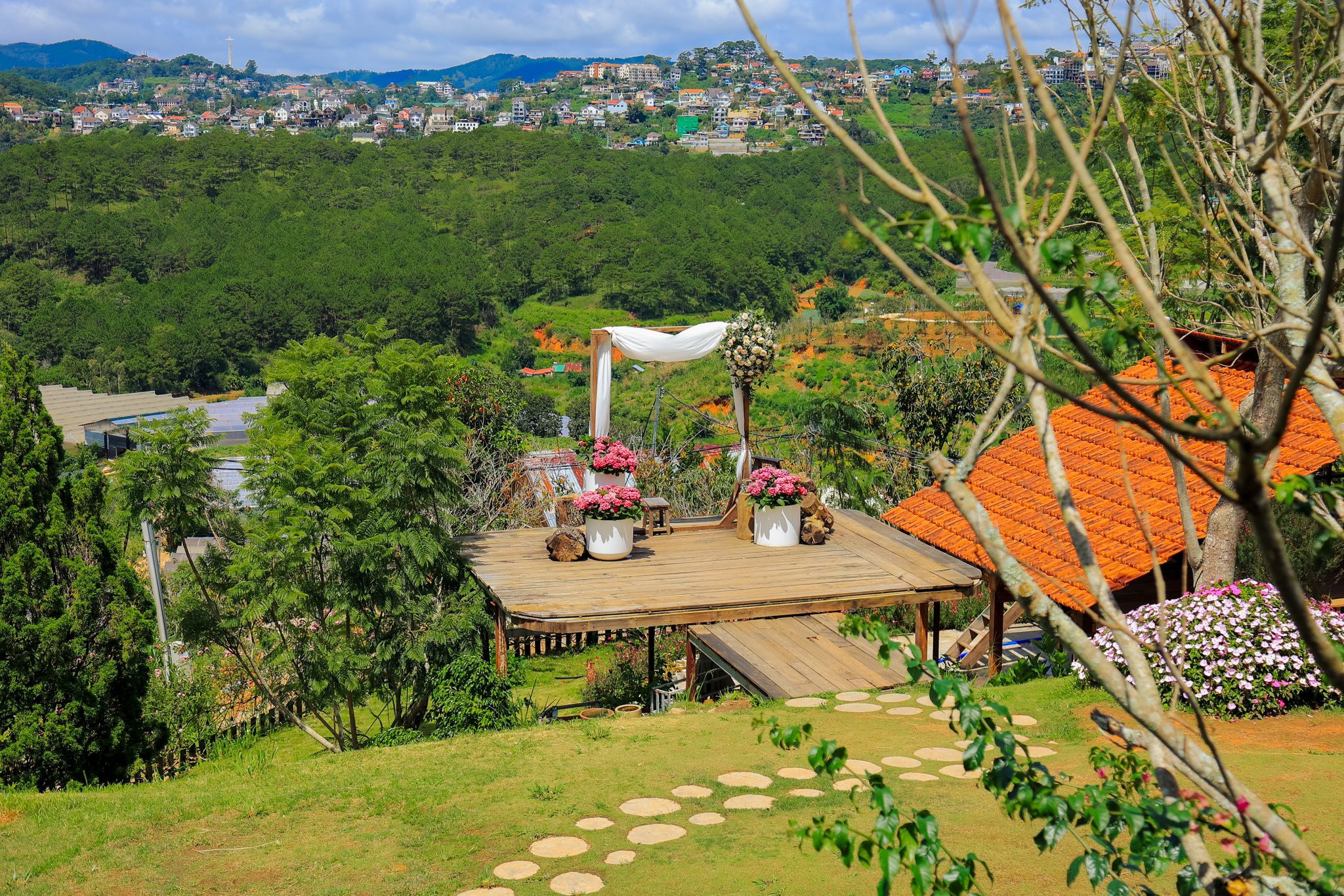 Không gian tiệm cà phê Dốc Thị Đà Lạt nhẹ nhàng, lãng mạn