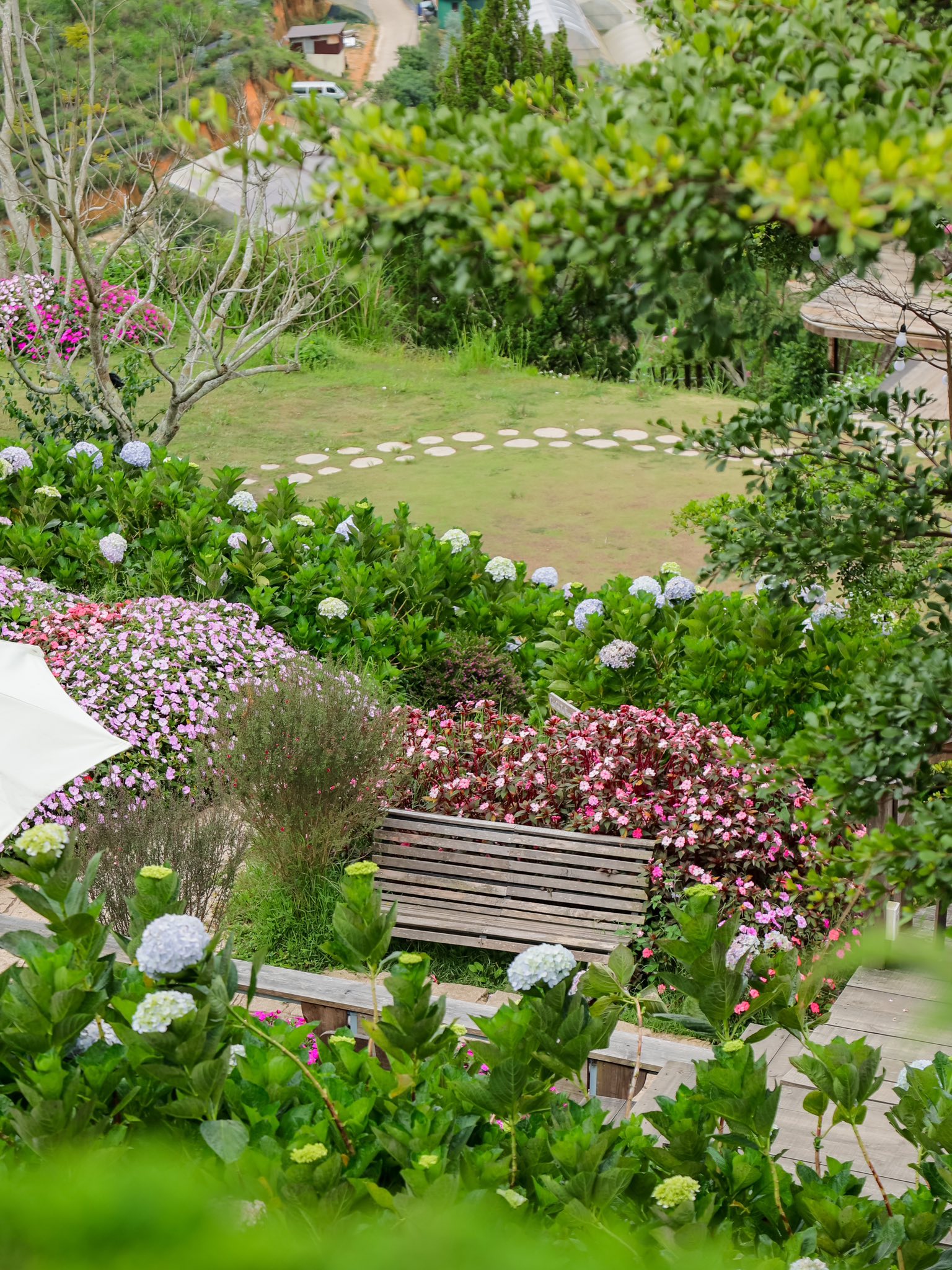 Tiệm cà phê Dốc Thị Đà Lạt hút khách bởi view sân vườn