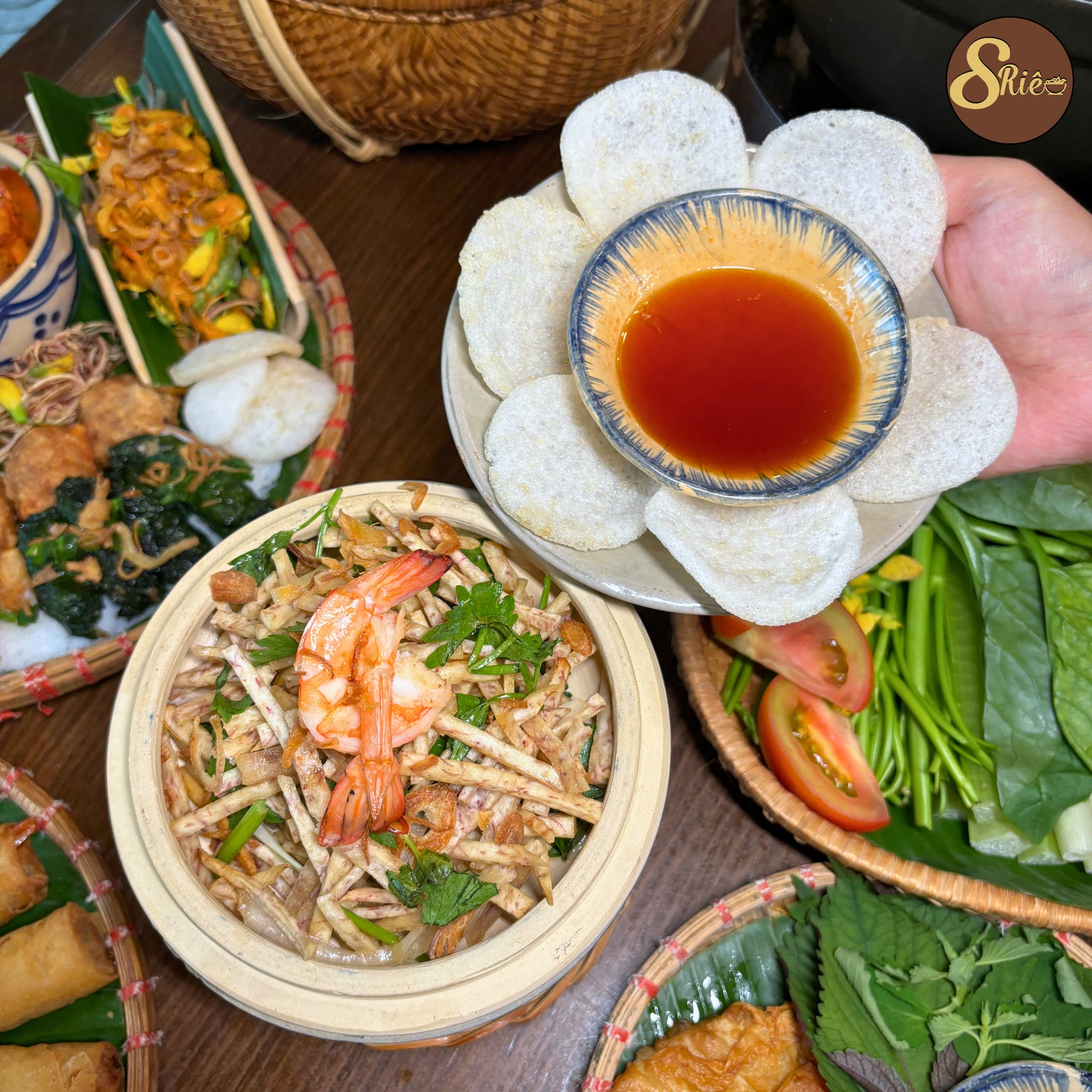 Nhóm bạn thưởng thức món ngon quán riêu cua Sài Gòn nổi tiếng