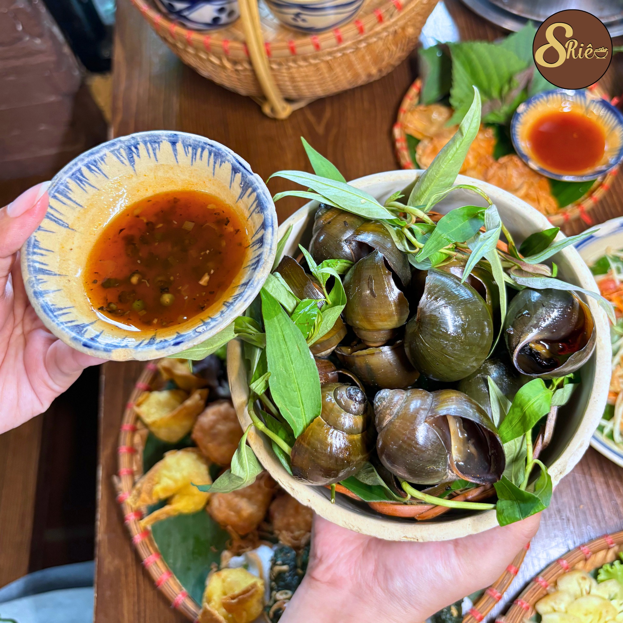 Thực khách thưởng thức lẩu cua đồng trong phong cách ẩm thực miền Tây