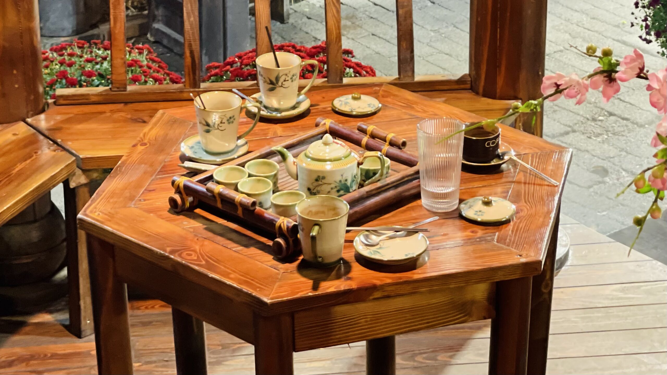 Bàn ghế gọn gàng tạo vibe quán cafe chill WAHA Coffee