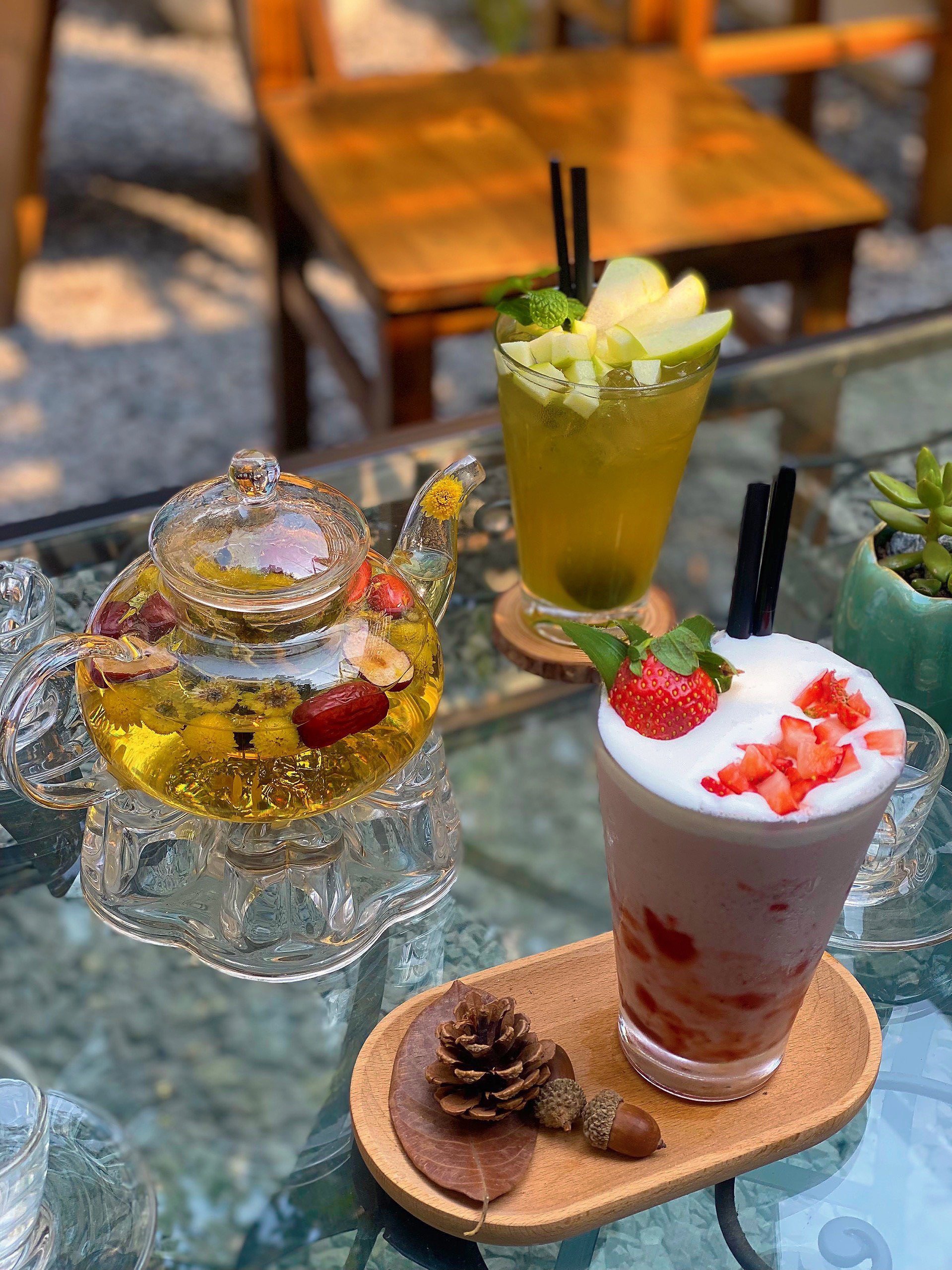 Khách thư giãn tại quán cafe Hà Nội WAHA Coffee