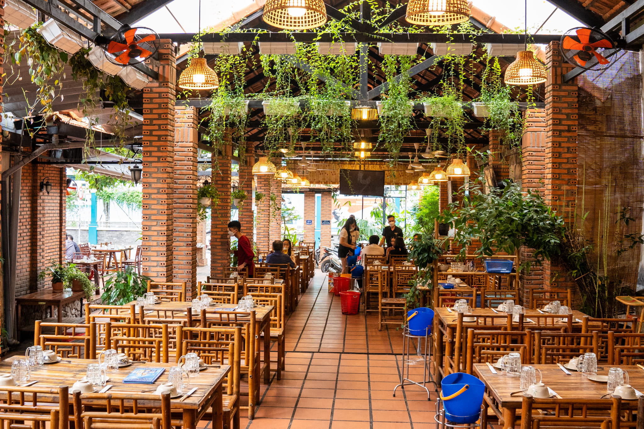 Không gian ấm cúng đúng chất quán ăn gia đình tại Chị Dậu